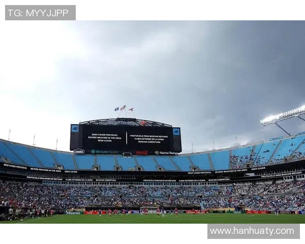 切尔西与本菲卡比赛因恶劣天气中断近两小时球迷耐心等待 切尔西与本菲卡比赛因恶劣天气中断近两小时球迷耐心等待